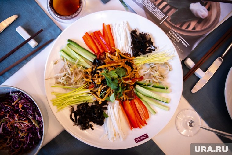 Свежесть и витамины: топ-10 рецептов простых летних салатов