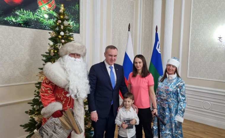 «Я помощник Деда Мороза»: Кухарук провел свою первую губернаторскую елку в ХМАО. Видео