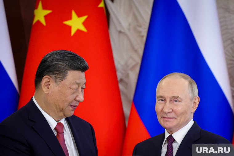 Путин и Си Цзиньпин прогулялись по резиденции в Пекине