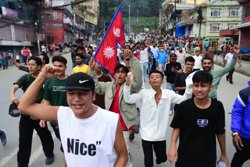 В Непале бушуют протесты, митингующие подожгли резиденцию премьера: онлайн-трансляция