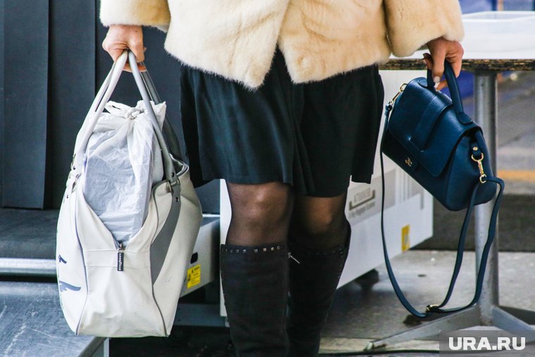 Бойцов СВО девушки обманывали на деньги в аэропорту: подробности дела