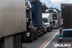 Фурам с персиками не дают проехать в РФ: что происходит на «Верхнем Ларсе», где скопилась гигантская проб...