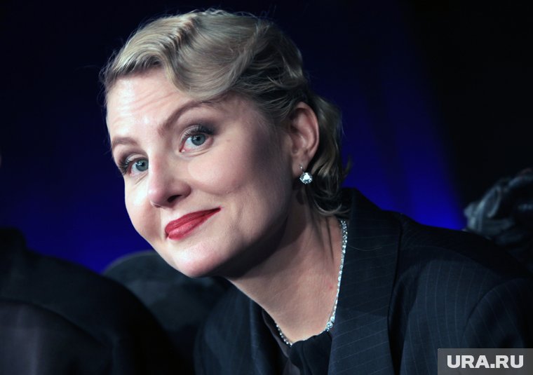 Отношения с Земфирой*, поддержка Путина, мысли об СВО: актрисе Ренате Литвиновой — 58 лет