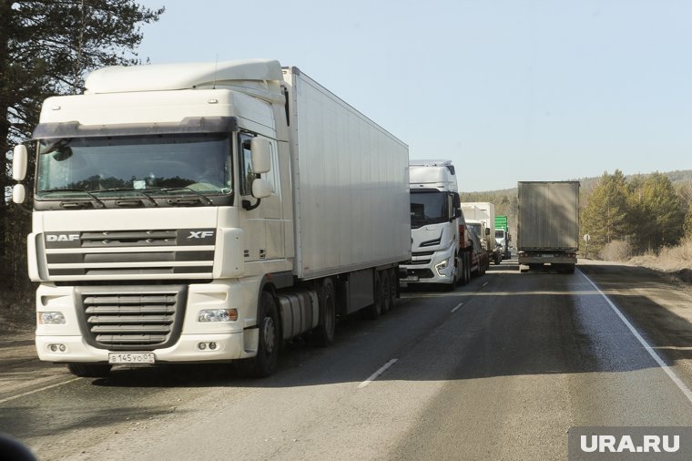 Фура перегородила трассу М-5 в Челябинской области. Видео