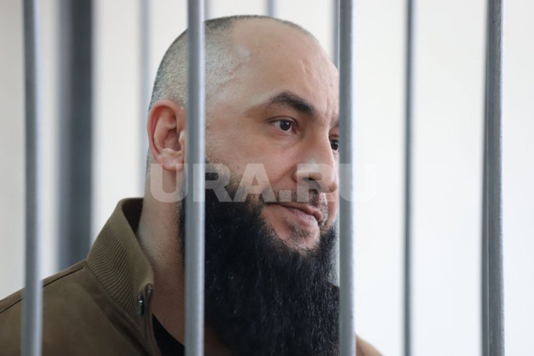 Хам на Mercedes, вырубивший девушку в Екатеринбурге, признал вину. Видео