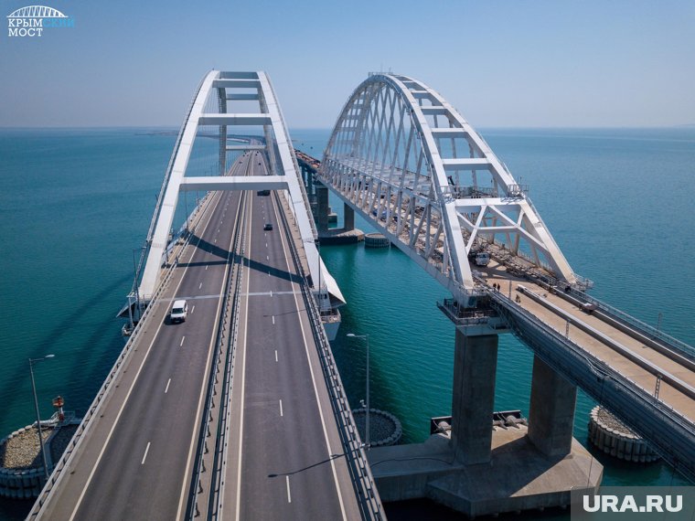 Сотни машин скопились у въезда на Крымский мост