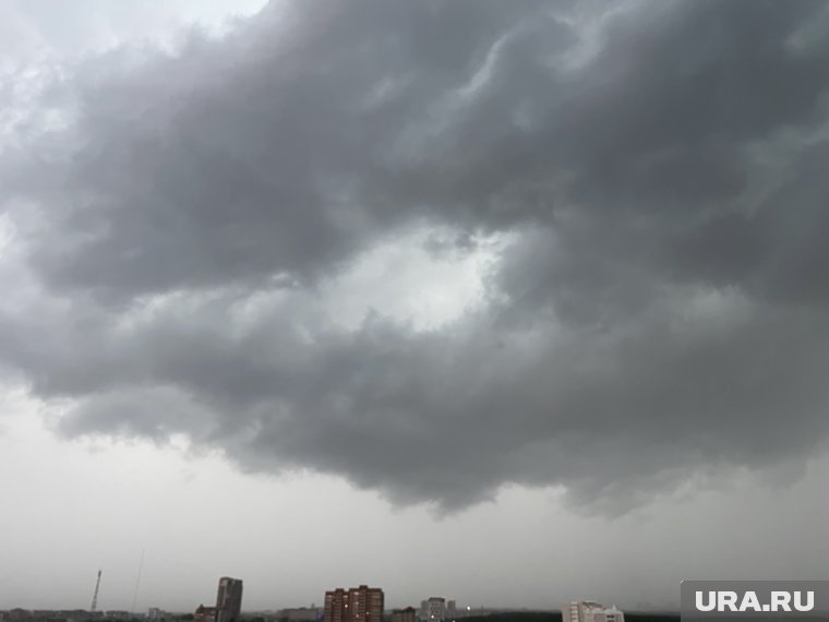 Погодный апокалипсис: под Ярославлем шторм снес детскую площадку, а Подмосковье топит ливнями. Фото, видео