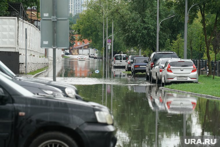 Рекордный по силе ливень накрыл Москву, есть разрушения: что известно к этому часу