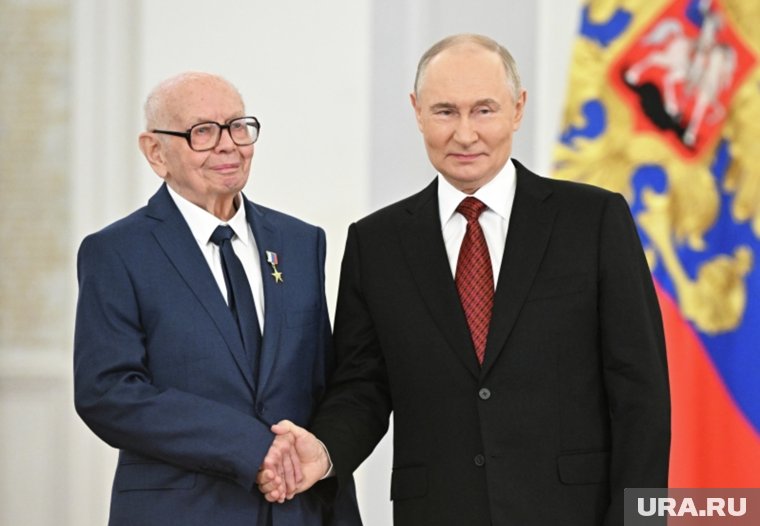 Путин вручил нагрудный знак Героя Труда челябинскому ученому Дикову. Фото, видео