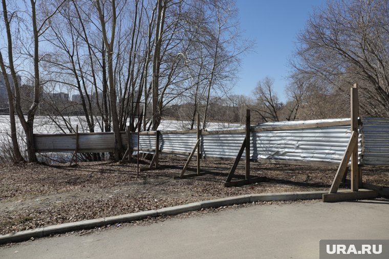 Сквер в центре Екатеринбурга, который в суде отстояла мэрия, захватывают. Фото