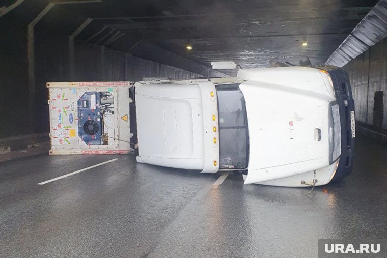 Фура с фруктами перевернулась на М11, движение в сторону Москвы затруднено