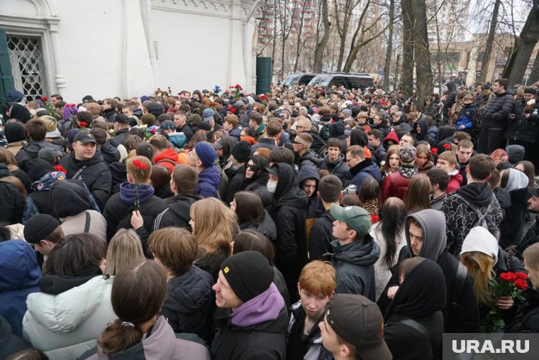 Молодежь в трауре: улицы Москвы заполонили подростки, желающие попрощаться с Пашей Техником. Фоторепортаж