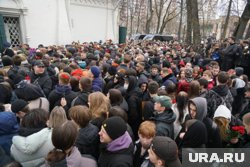 Молодежь в трауре: улицы Москвы заполонили подростки, желающие попрощаться с Пашей Техником. Фоторепортаж