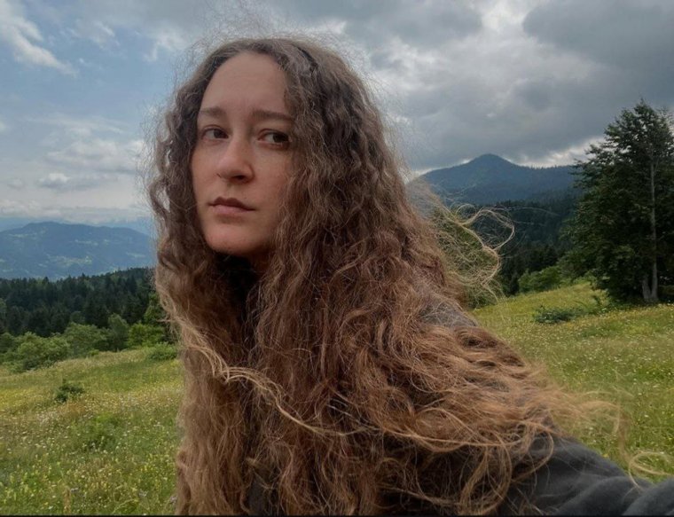 Свердловская художница, снимавшаяся в клипе Pussy Riot, покинула Россию