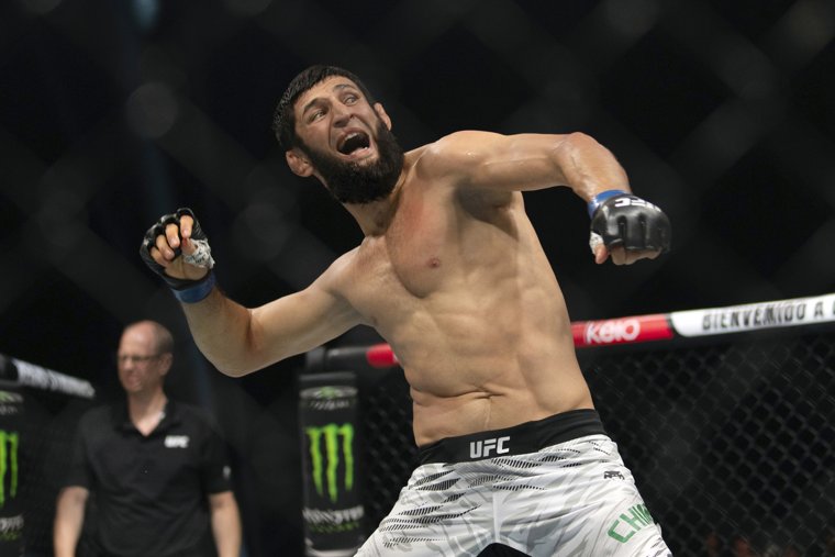 Неубиваемый против Непобедимого: прогноз на главный бой UFC 319 Дю Плесси — Чимаев