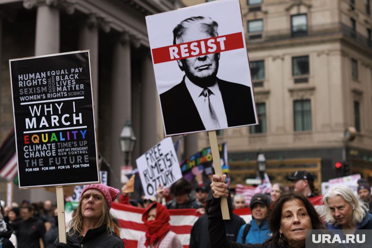 «Руки прочь от свободной Америки»: все 50 штатов выступили единым фронтом против Трампа. Фоторепортаж