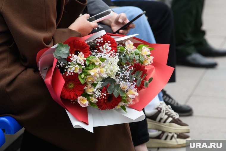 Идеи букетов для учителей: 10 бюджетных и красивых вариантов