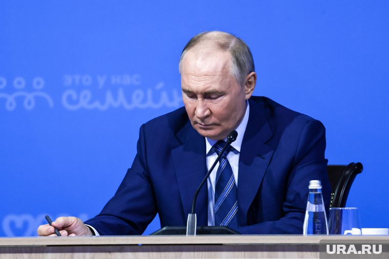 О пенсиях, запрете чайлдфри и усыновлении детей: какие законы подписал Путин