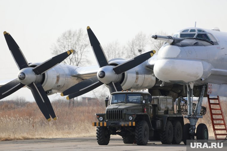 Минобороны показало кадры полета ракетоносцев Ту-95мс над Японским морем. Видео