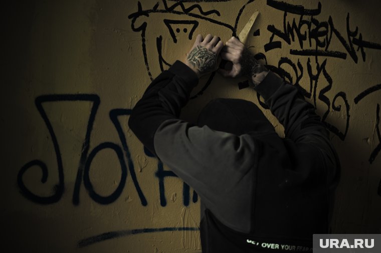 Мат, граффити и блогеры: из-за чего разгорелся конфликт между репером Апачевым, блогерами и губернатором