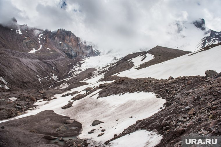 Альпинист из ЯНАО развернул на вершине Эльбруса флаг своего района. Фото