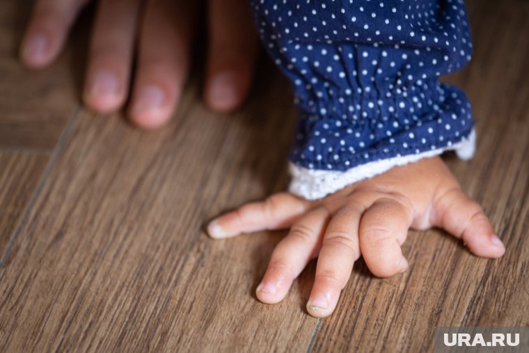 Появились подробности гибели девочки, которую свердловчанин выбросил из окна