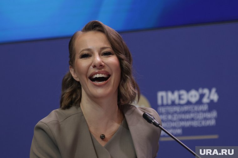 Мать Собчак подарила дочери на день рождения картонного Путина. Видео