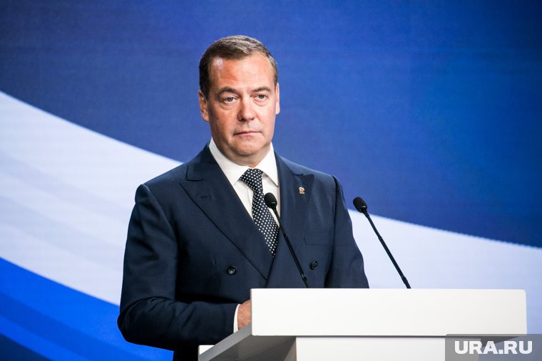 Медведев отдалил двух губернаторов-тяжеловесов от «Единой России»