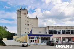 В Кургане легковушка протаранила остановку. Видео