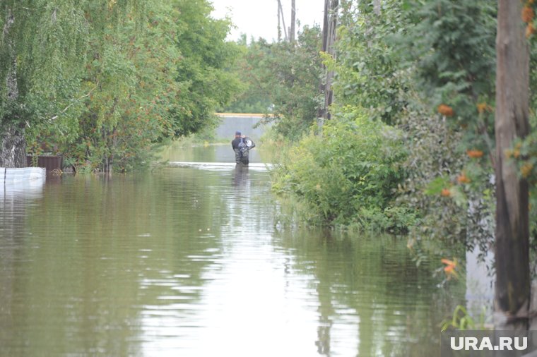 Мост уплыл, машины отогнали на гору: в челябинском поселке ввели особый режим. Фото, видео