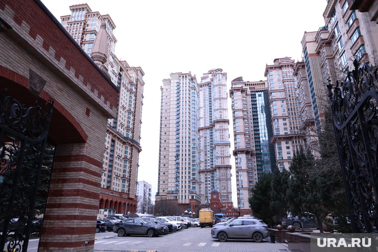 Силовики ищут причастного к взрыву в ЖК «Алые Паруса»: что происходит на месте ЧП. Фоторепортаж