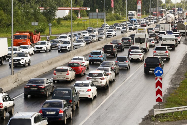 Тюменцы стоят в многокилометровой пробке. Фото