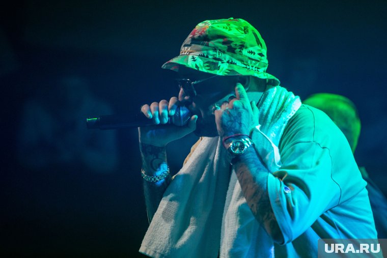 На концерте Гуфа в Екатеринбурге едва не избили фаната, запрыгнувшего на сцену