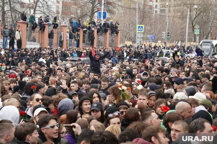 «Восхищались, вдохновлялись»: поклонники Паши Техника проводили рэпера в последний путь