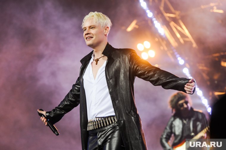 Ярославу Дронову 33 года: в чем феномен народной любви к певцу, который заSHAMANил всю страну