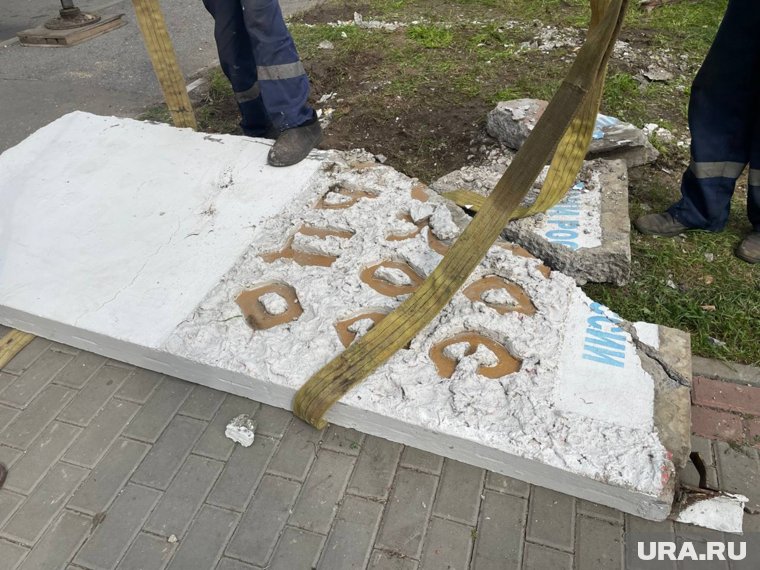 В Горсаду Кургана сломали и вывезли «золотое кольцо». Видео