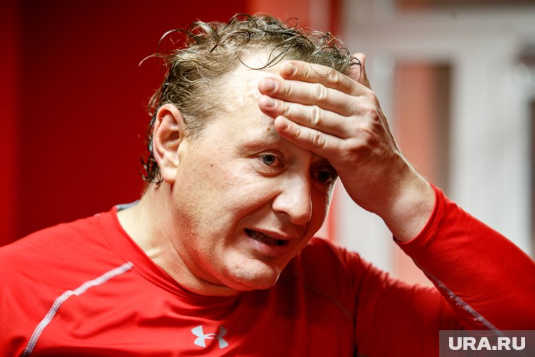 «С ножом кидается, со стульями разговаривает». «Неадекватный» Марат Башаров избил молодую жену