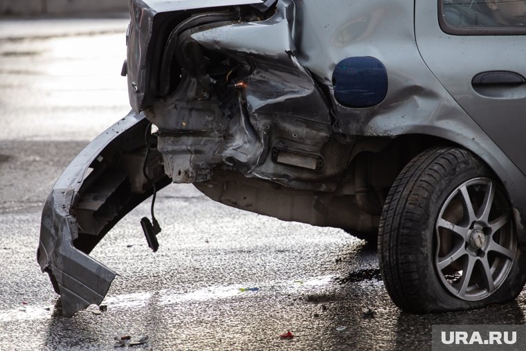 В Челябинске в жуткой аварии погибла женщина и пострадали дети. Видео