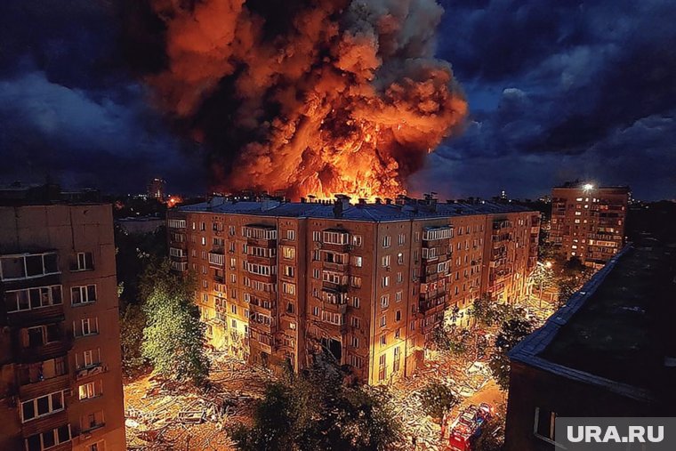 В Москве при пожаре из окон выпрыгнули люди. Онлайн-трансляция
