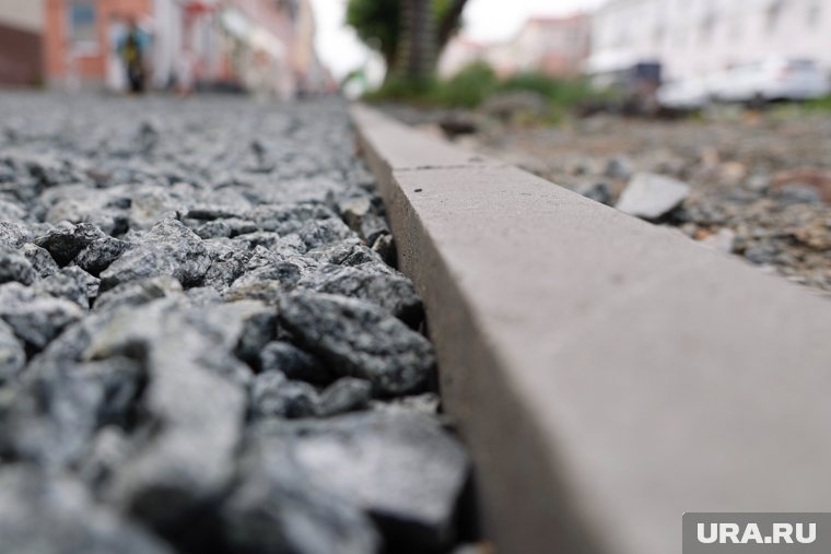 Дорога в никуда: в Кургане выкладывают асфальт, который ведет прямо в озеро. Фото