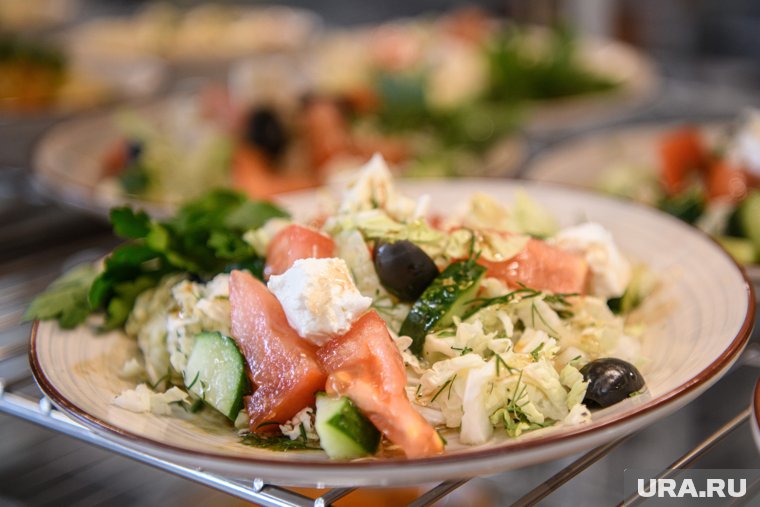 Полезные салаты для праздничного стола: лучшие рецепты на Новый год 2025