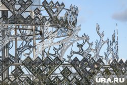 В Новом Уренгое для новой стелы рабочие готовят площадку