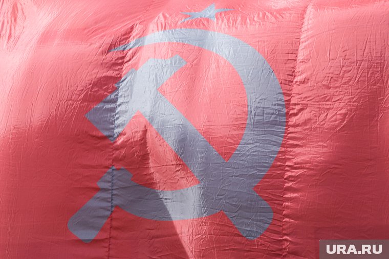 Вертолет со Знаменем Победы пролетел над городом в ЯНАО. Видео