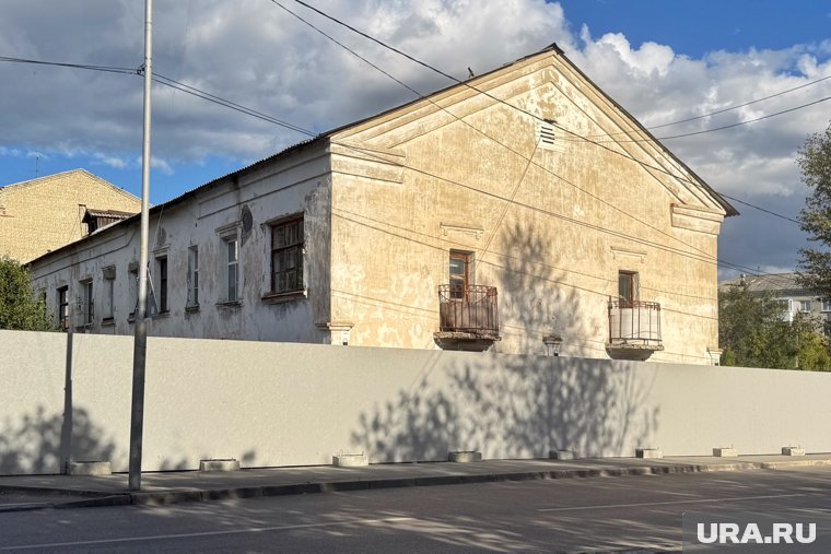 В центре Кургана напротив ТРЦ стройку будущего ЖК обнесли забором. Фото, видео