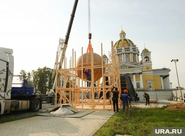 В Челябинске у собора установили бронзовый шар весом 5 тонн и 4-тонные фигуры архангелов. Фото