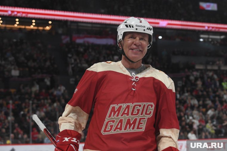 Тысячи свердловчан съехались на матч с легендами мирового хоккея. Фото, видео