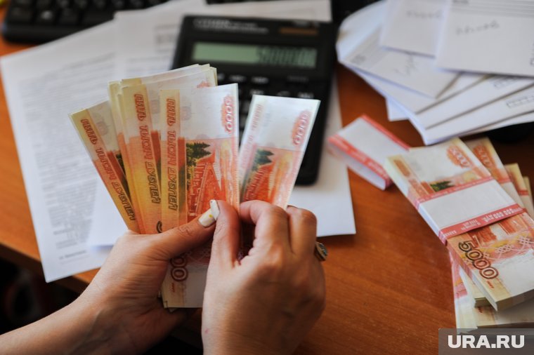 Нефтяники ХМАО повышают зарплату работникам на фоне падения добычи углеводородов