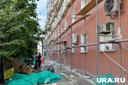 Названы виновные в падении строительных лесов на прохожего в центре Кургана. Видео