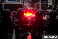 Толпа отпинала министра финансов Непала. Видео