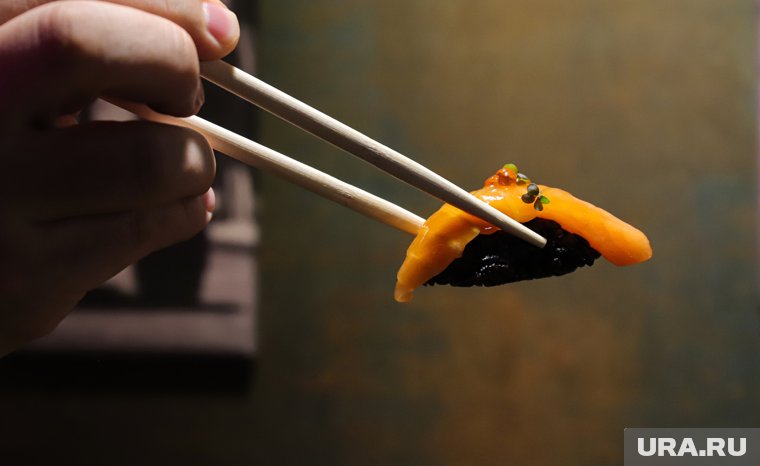 Сургутяне массово пожаловались на отравление суши в службе доставки